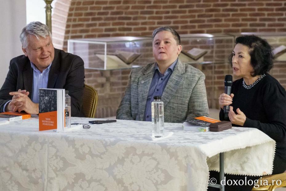 Cartea „Tablouri din istoria culturală a religiozității ruse” a fost lansată la Iași / Foto: Mihail Vrăjitoru