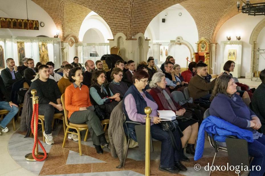 Cartea „Tablouri din istoria culturală a religiozității ruse” a fost lansată la Iași / Foto: Mihail Vrăjitoru
